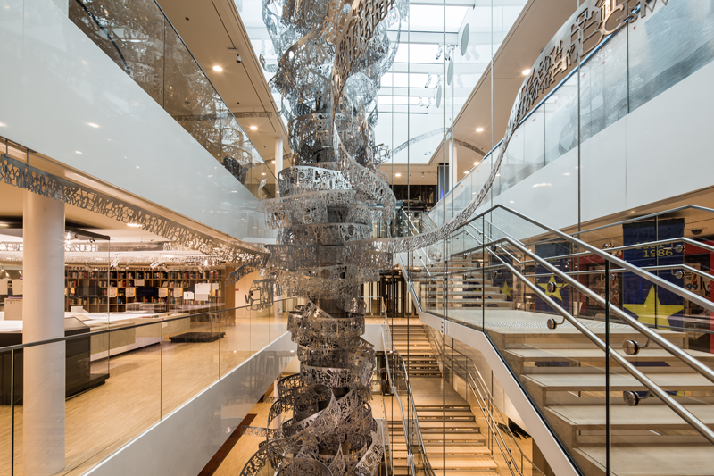 Le parcours dans l'escalier crée une séquence muséographique dans l'atrium © Christian Richters