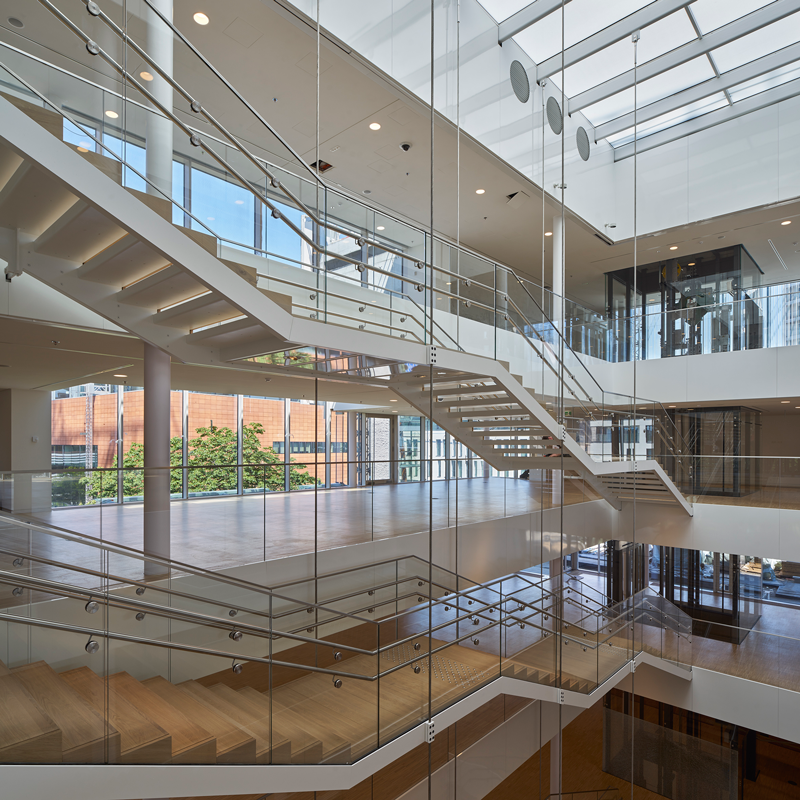 La structure de l'escalier semble flotter dans l'atrium © Didier Boy de la Tour