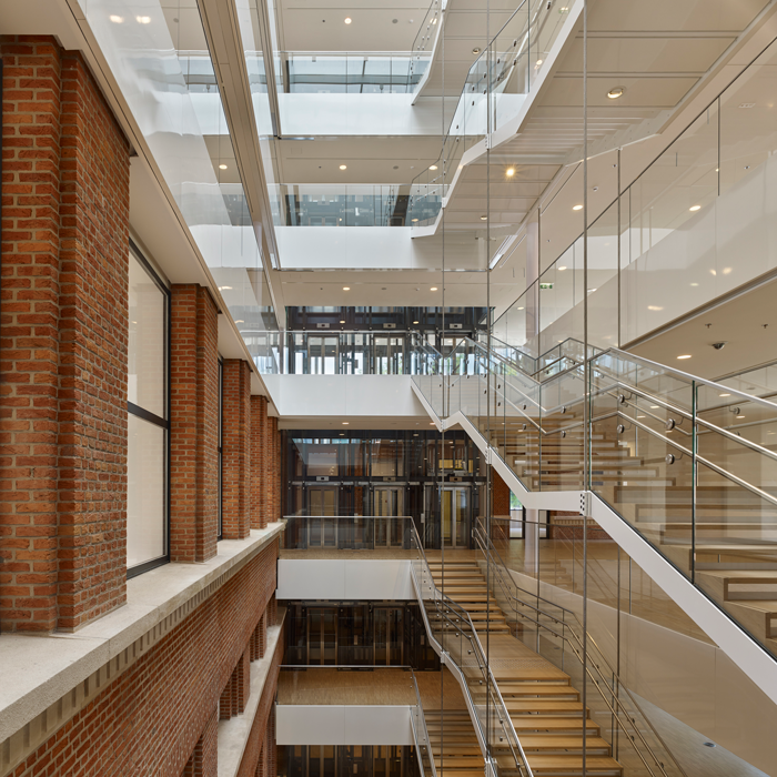 Le mur de l'ancien bâtiment est juxtaposé à l'atrium du nouveau © Didier Boy de la Tour