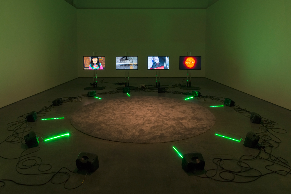 Haroon Mirza, ããã, 2016 Mixed media incluant Emerging Paradigm (2015), 4 canaux vidéo et 8 canaux de signal électrique Dimensions variables Vue d’installation à Contemporary Art Gallery, Vancouver, Canada © Haroon Mirza. Courtesy Contemporary Art Gallery, Vancouver. Photographie SITE Photo / Scott Massey