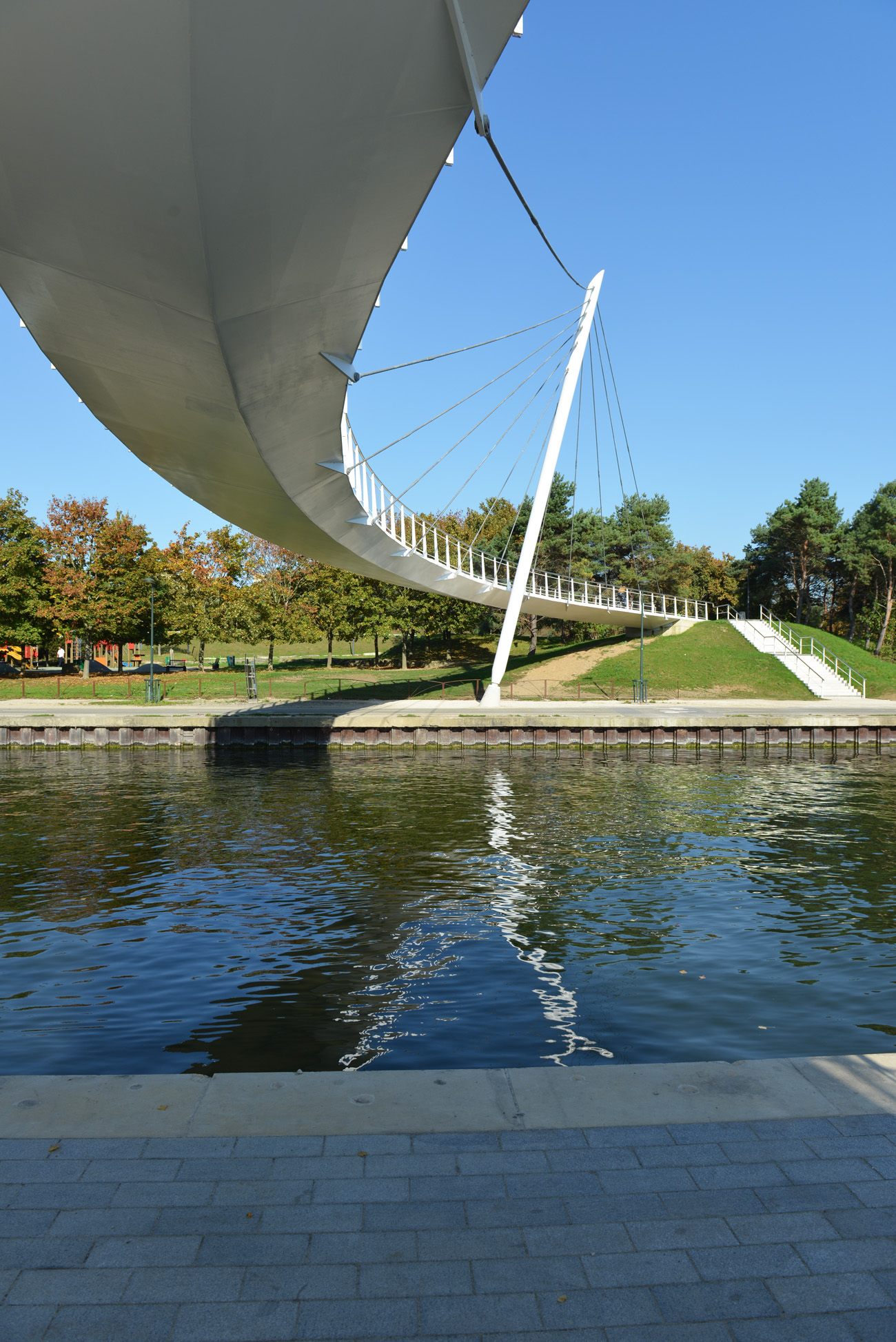 - Passerelle Pierre Simon Girard sur le canal de l’Ourcq Jean-Marc Weill Architecte Ingénieur avec Christian Devillers Architecte Urbaniste