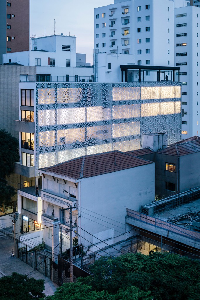 Residencial building Leitão in São Paulo, 2012 © Triptyque