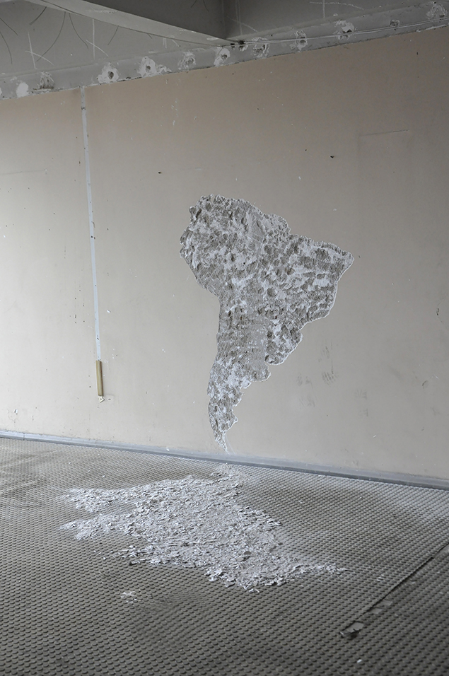 "Hémisphère" (Amérique du sud et Amérique du nord), excavation sur le mur et fragments, Manoela Medeiros, 2016. © DR 