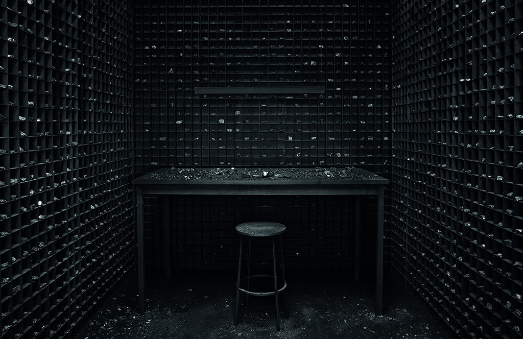 The Monolith, cube de 212 cm de côté en bois et encre noire, 2016 © Levi van Veluw