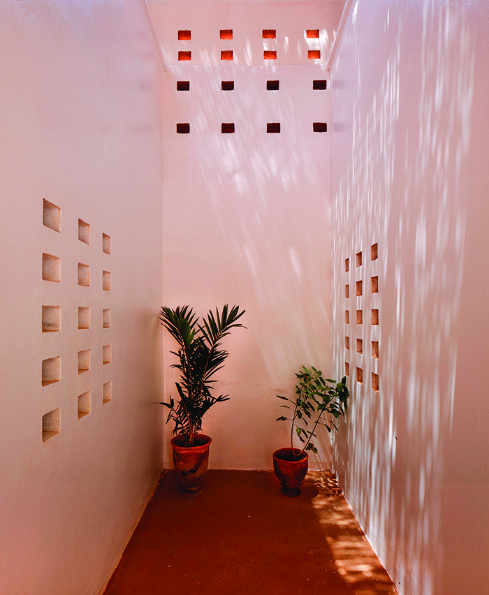 Niamey 2000 Housing, exterior corridor © united4design