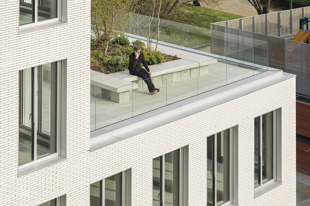 La volumétrie du bâtiment permet de créer trois terrasses végétalisées © Sergio Grazia