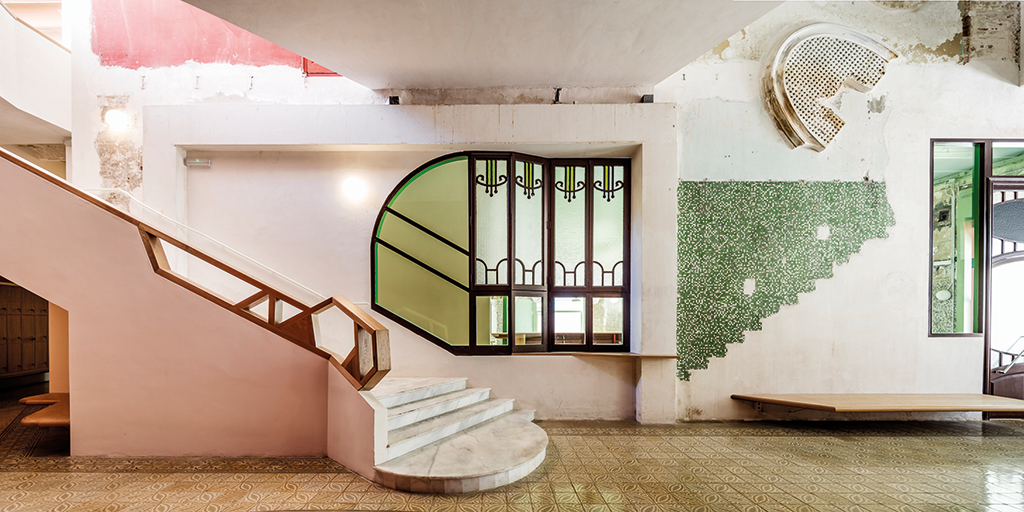 Vue intérieure sur la Sala Beckett, à Barcelone, dont tous les documents de conception sont actuellement présentés à la Biennale d’architecture de Venise. Photographie © Adrià Goula