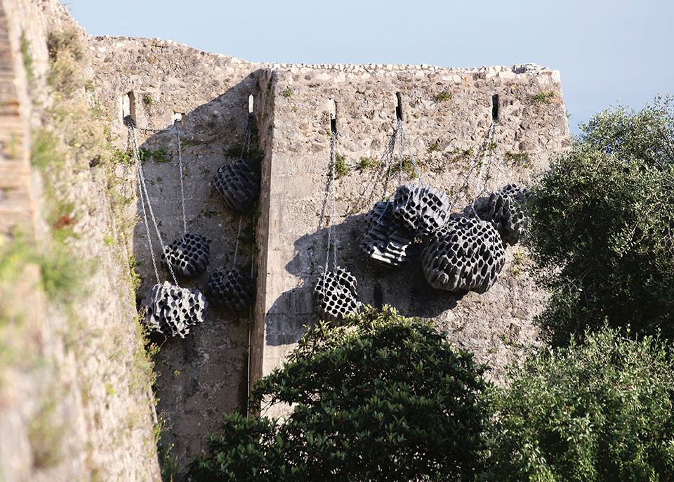 07 Vincent Mauger _ Sans titre _ 2017 2018_Polystyrène, châines et acier_Dimensions variables_ courtesy de l'artiste & Galerie Bertrand Grimont _ BIS 2018_ Photo Loic Deltour