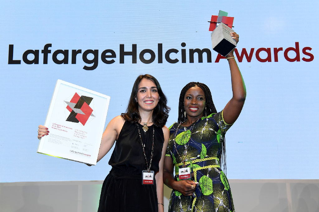 L'architecte iranienne Yasaman Esmaili l'architecte nigérienne Mariam Kamara lors de la cérémonie des LafargeHolcim Awards 2018 © Courtesy LafargeHolcim Foundation for Sustainable Construction