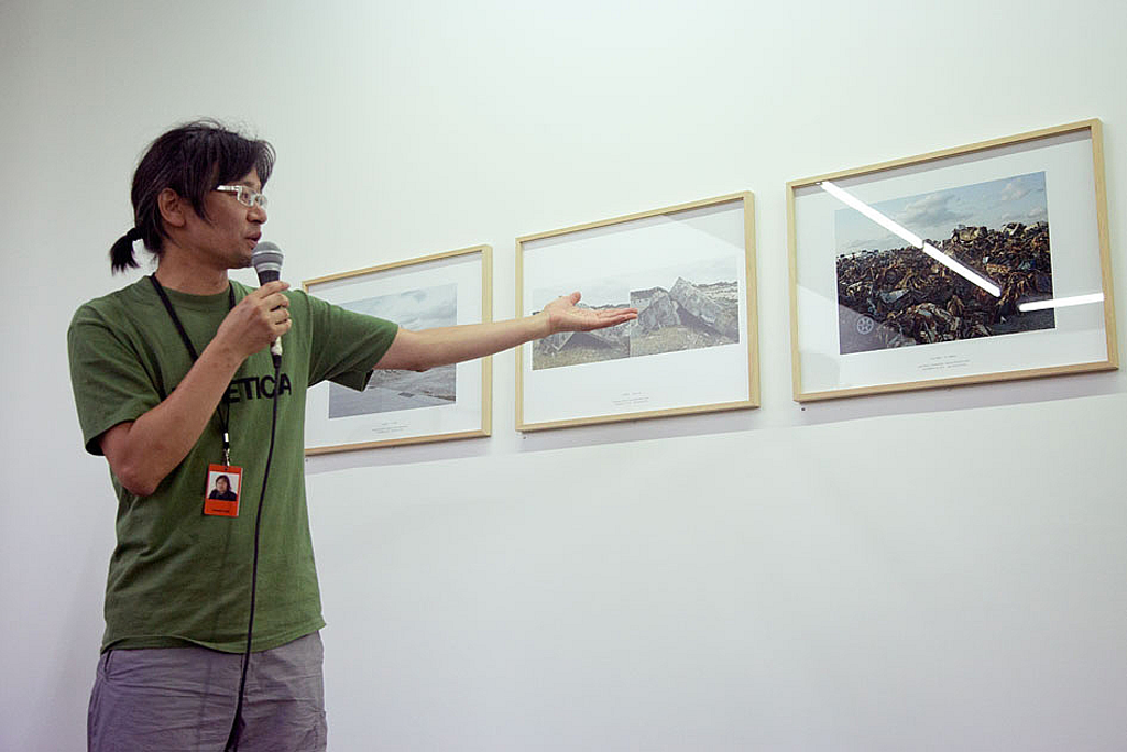 Tadashi Ono, lors Les Rencontres de la photographie, Arles, 2012. Exposition «Du 247E au 341E jour Tohoku» © Benjamin Mouly 