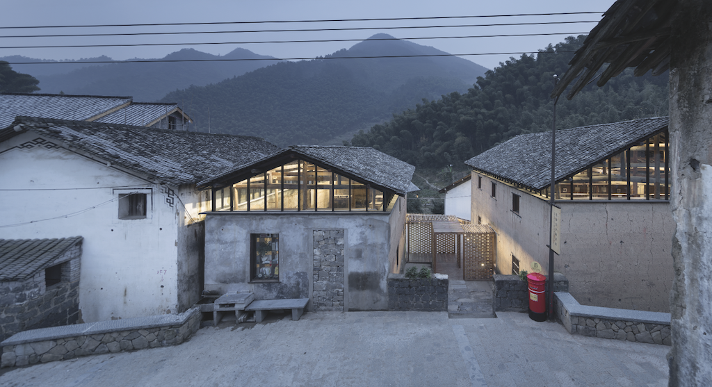 À Daijiashan, les architectes d’AZL Architects ont rénové deux anciennes maisons pour y installer la librairie ainsi qu’un café, sur 260 m2, reliés par une galerie ajourée en bois. © Yao Li