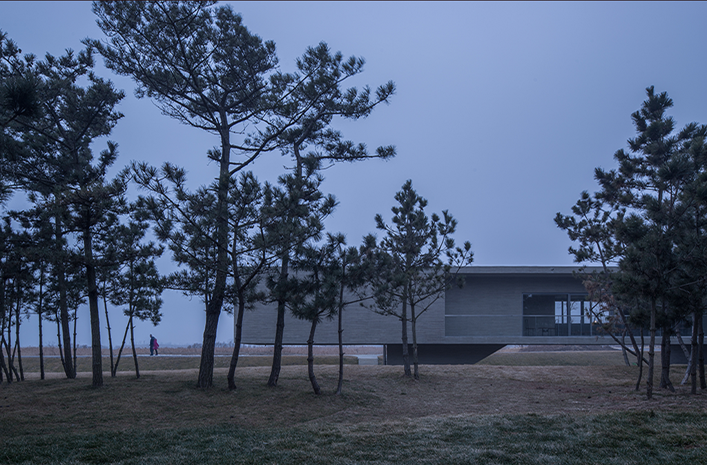 Swan Lake Bridge House and Viewing Tower, Rongcheng, province du Shandong © Zhao Yilong