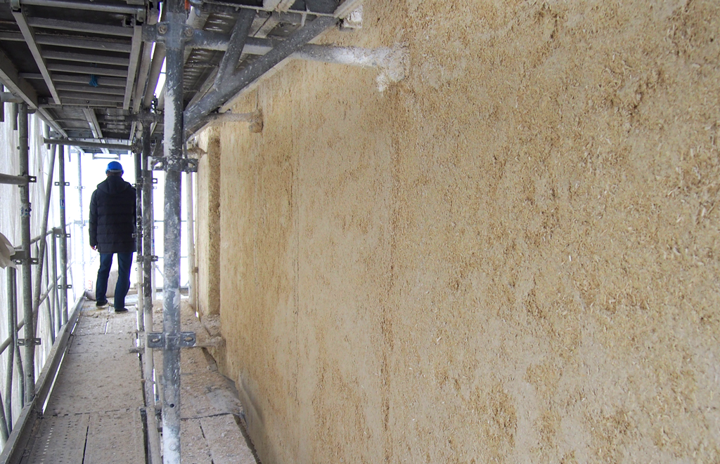 La chaux aérienne projetée sous forme de béton de chanvre permet de conserver les échanges hygroscopiques des murs existants.