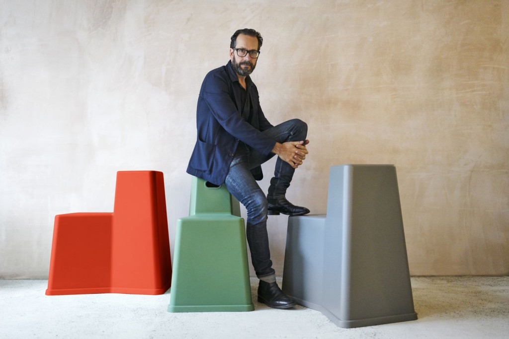 Konstantin Grcic entouré de ses "Stood Tool"