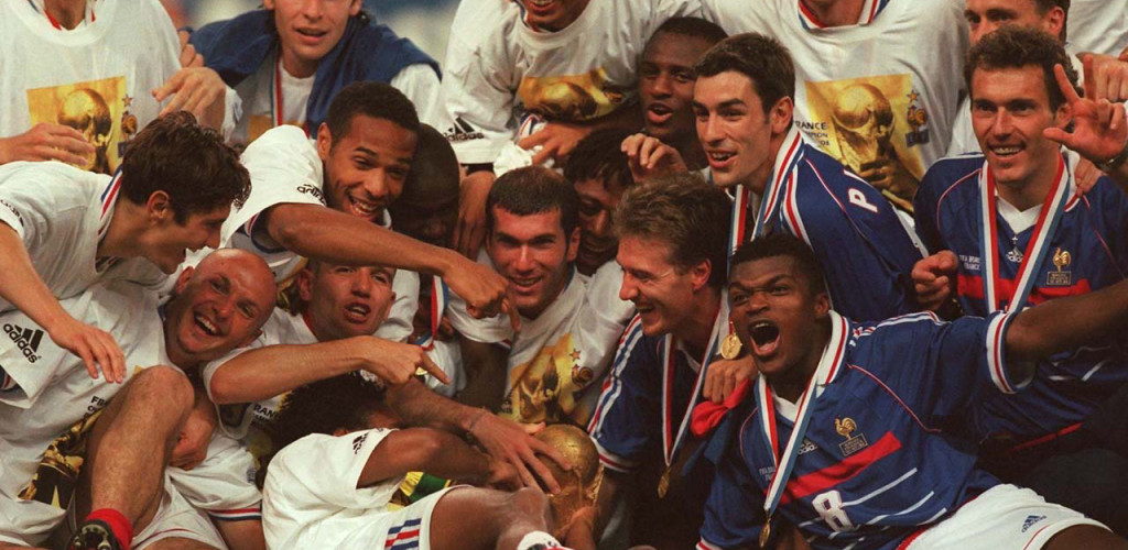 L'équipe de France victorieuse de la Coupe du monde de football 1998, sur la pelouse du Stade de France | SCAU