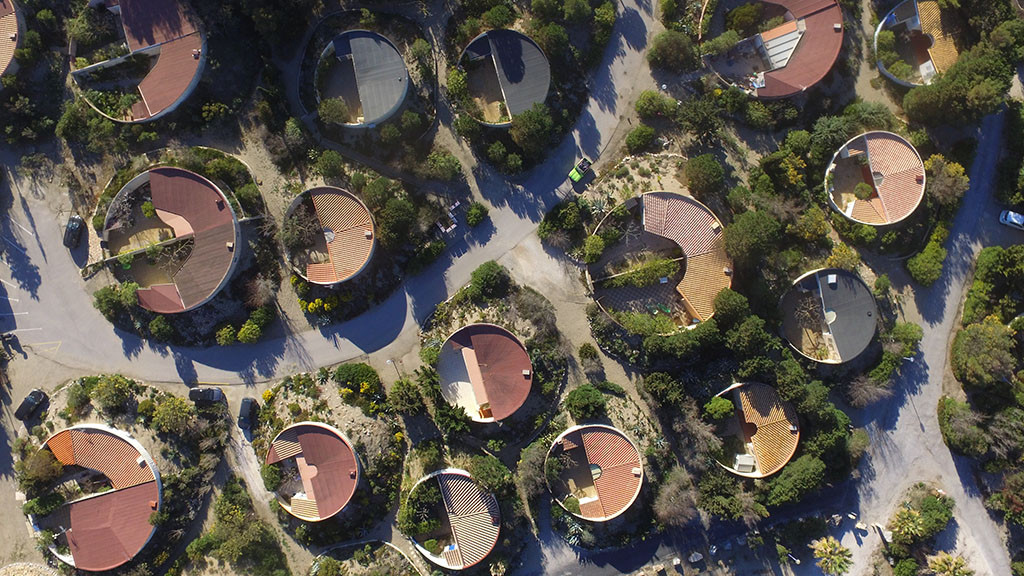 « Le village des sables » construit par le promoteur immobilier Merlin au début des années 1980 est composé d’habitats endémiques et bioclimatiques en bordure de mer - Torreilles, Pyrénées-Orientales.