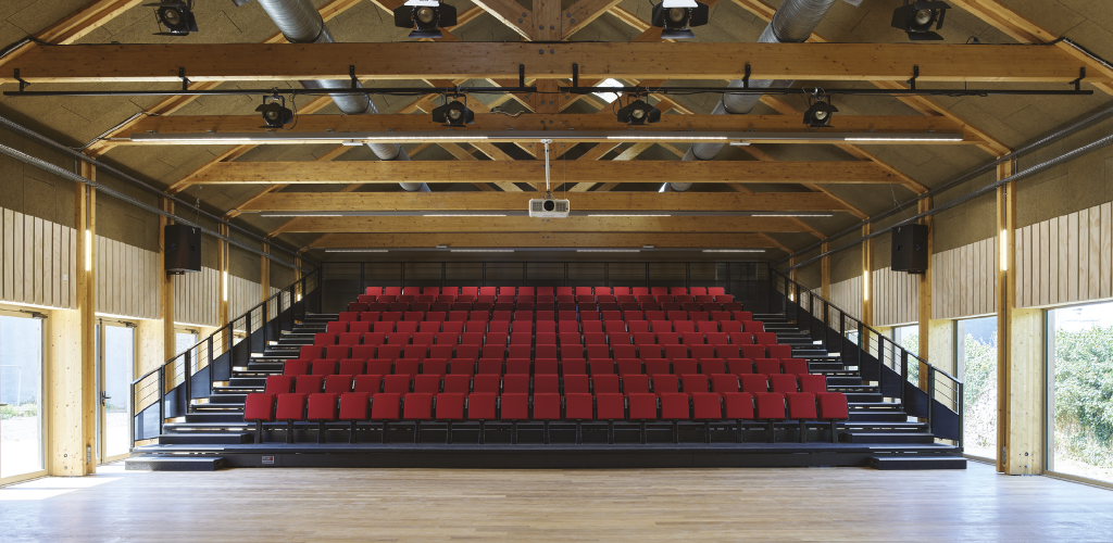 Les gradins déployés de la salle de spectacle, Guinée*Potin Architectes, 2020 © S. Chalmeau